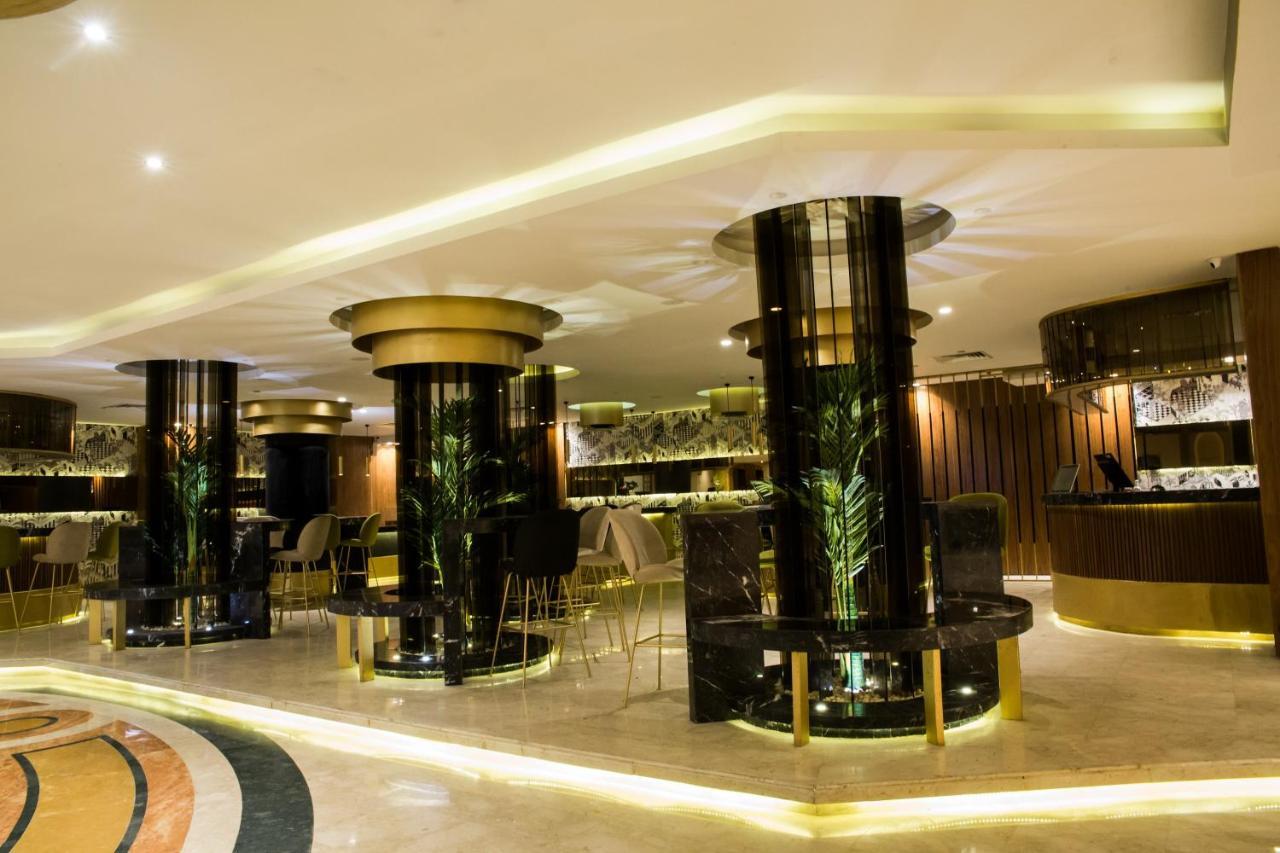 Pyramisa Suites Hotel Cairo Giza Exterior foto The lobby of the hotel