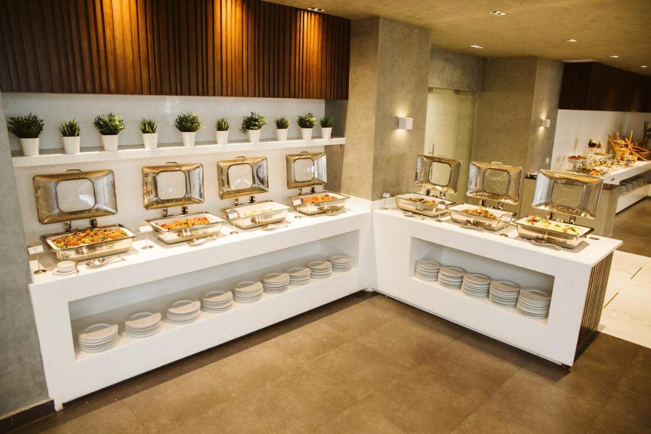 Pyramisa Suites Hotel Cairo Giza Exterior foto Buffet at the hotel