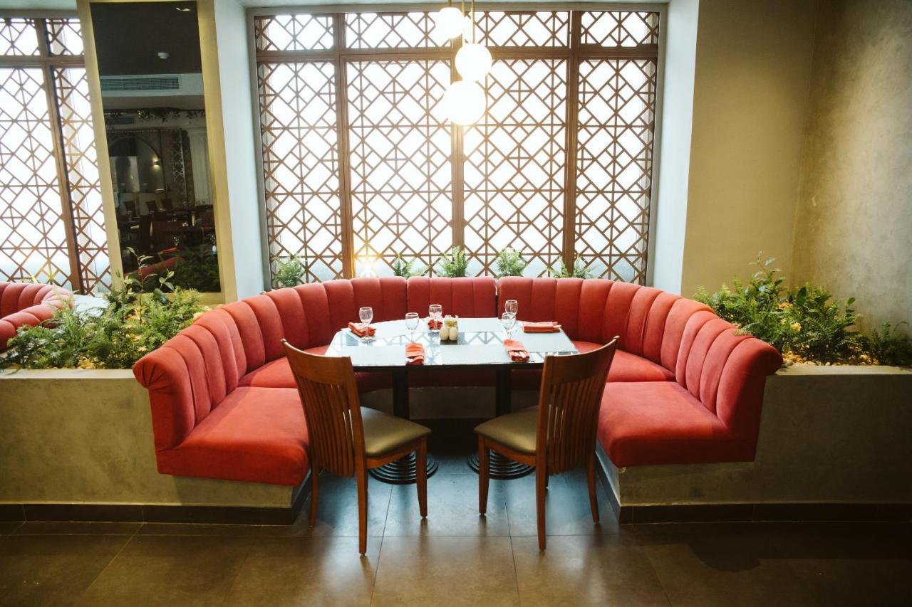 Pyramisa Suites Hotel Cairo Giza Exterior foto Interior of the restaurant