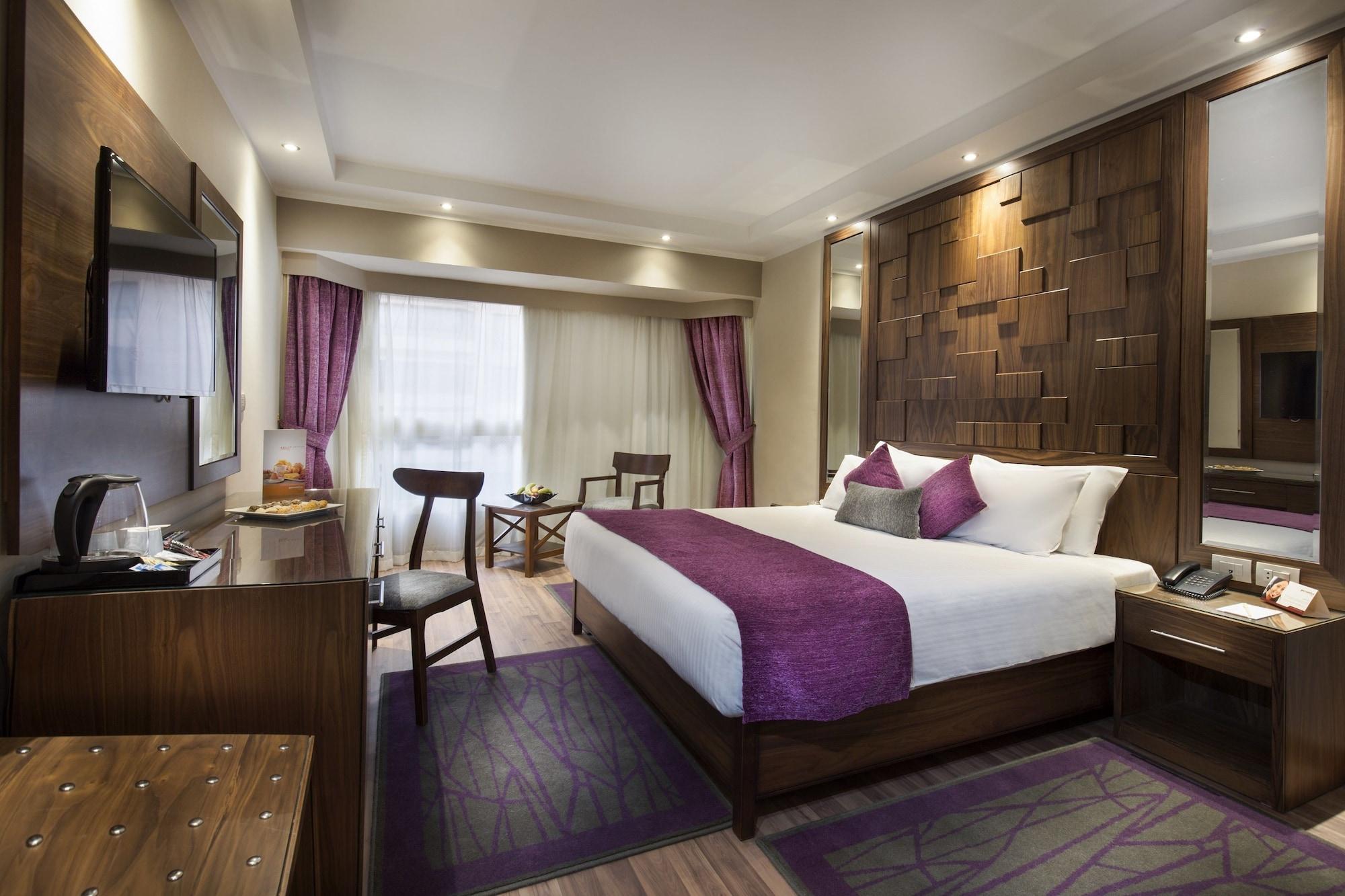 Pyramisa Suites Hotel Cairo Giza Exterior foto A room at the hotel