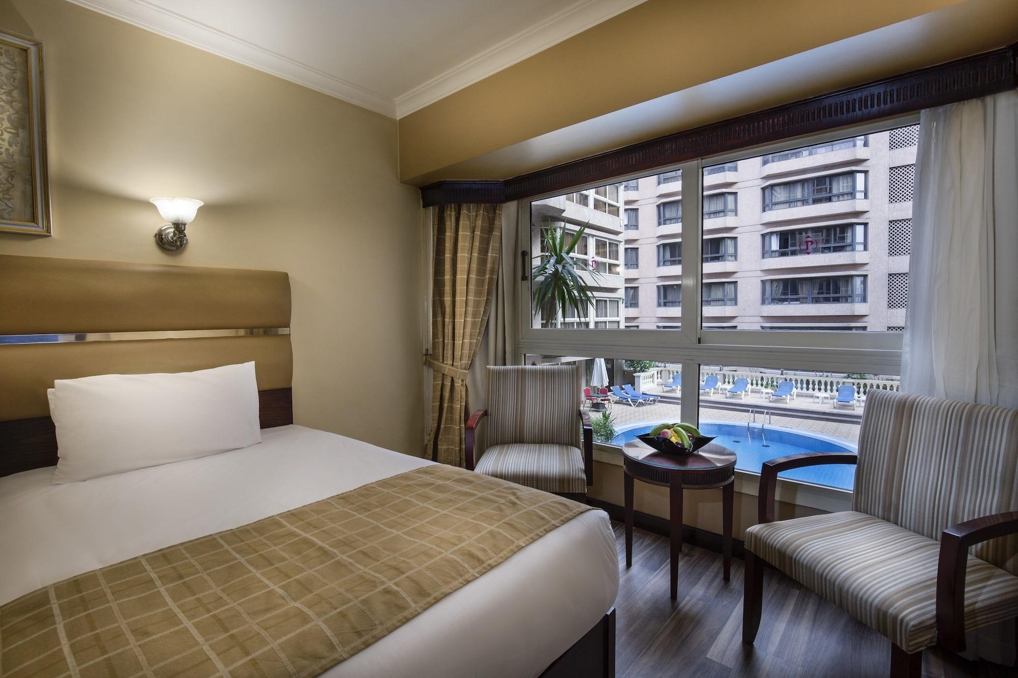 Pyramisa Suites Hotel Cairo Giza Exterior foto A room at the hotel