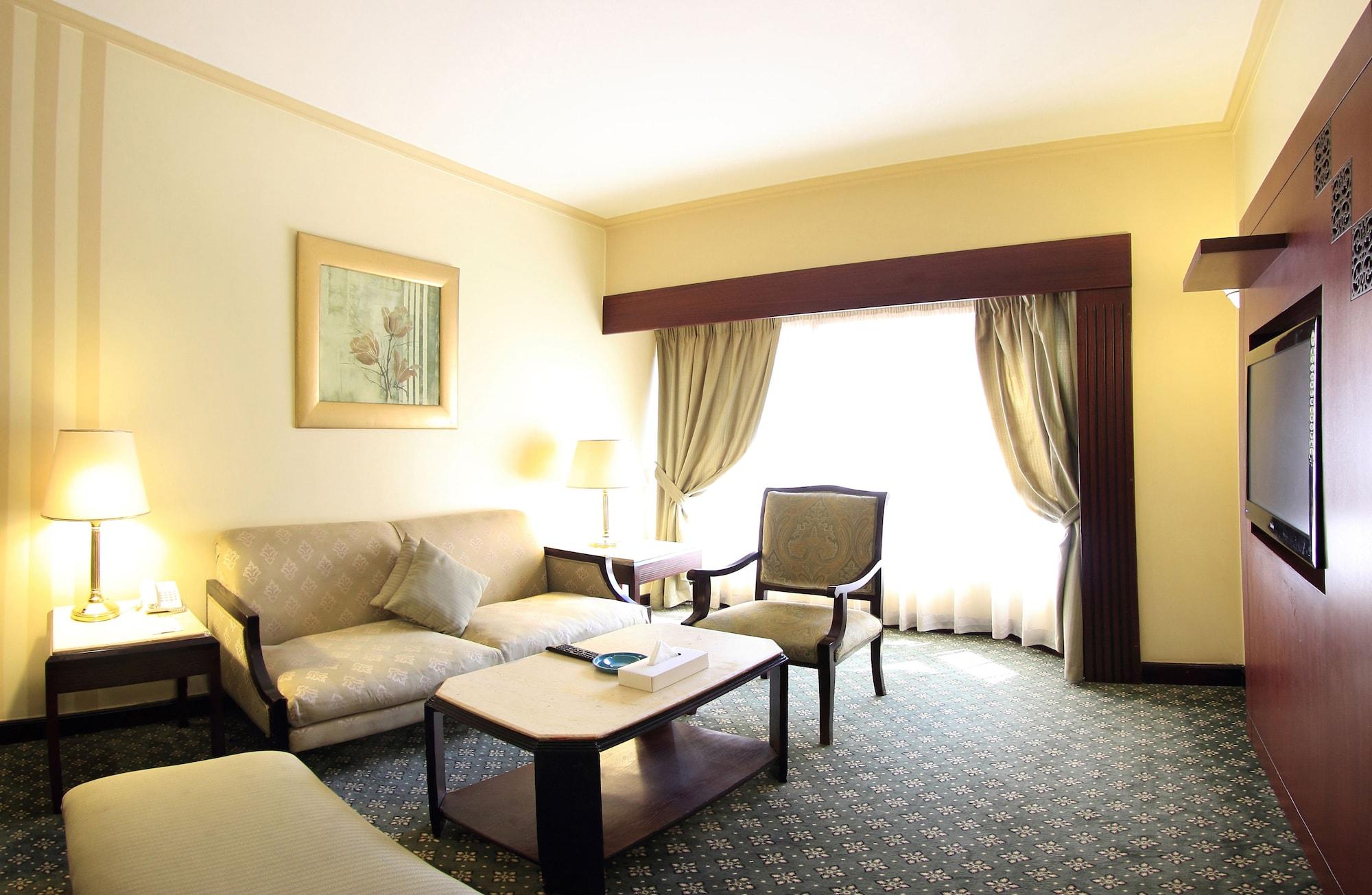 Pyramisa Suites Hotel Cairo Giza Exterior foto A room at the hotel