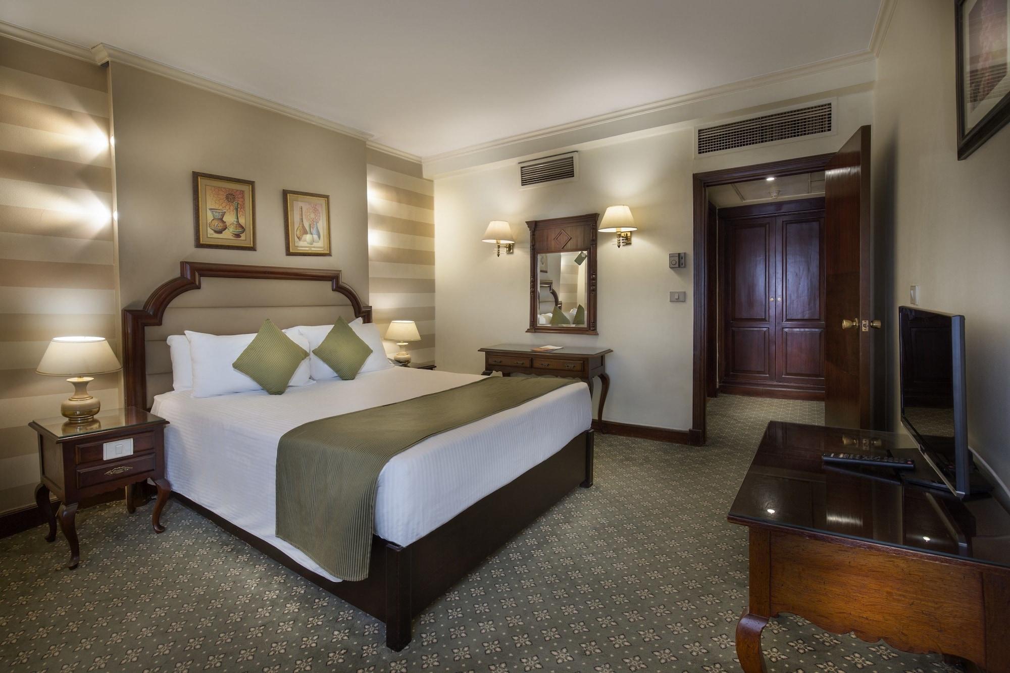 Pyramisa Suites Hotel Cairo Giza Exterior foto A room at the hotel