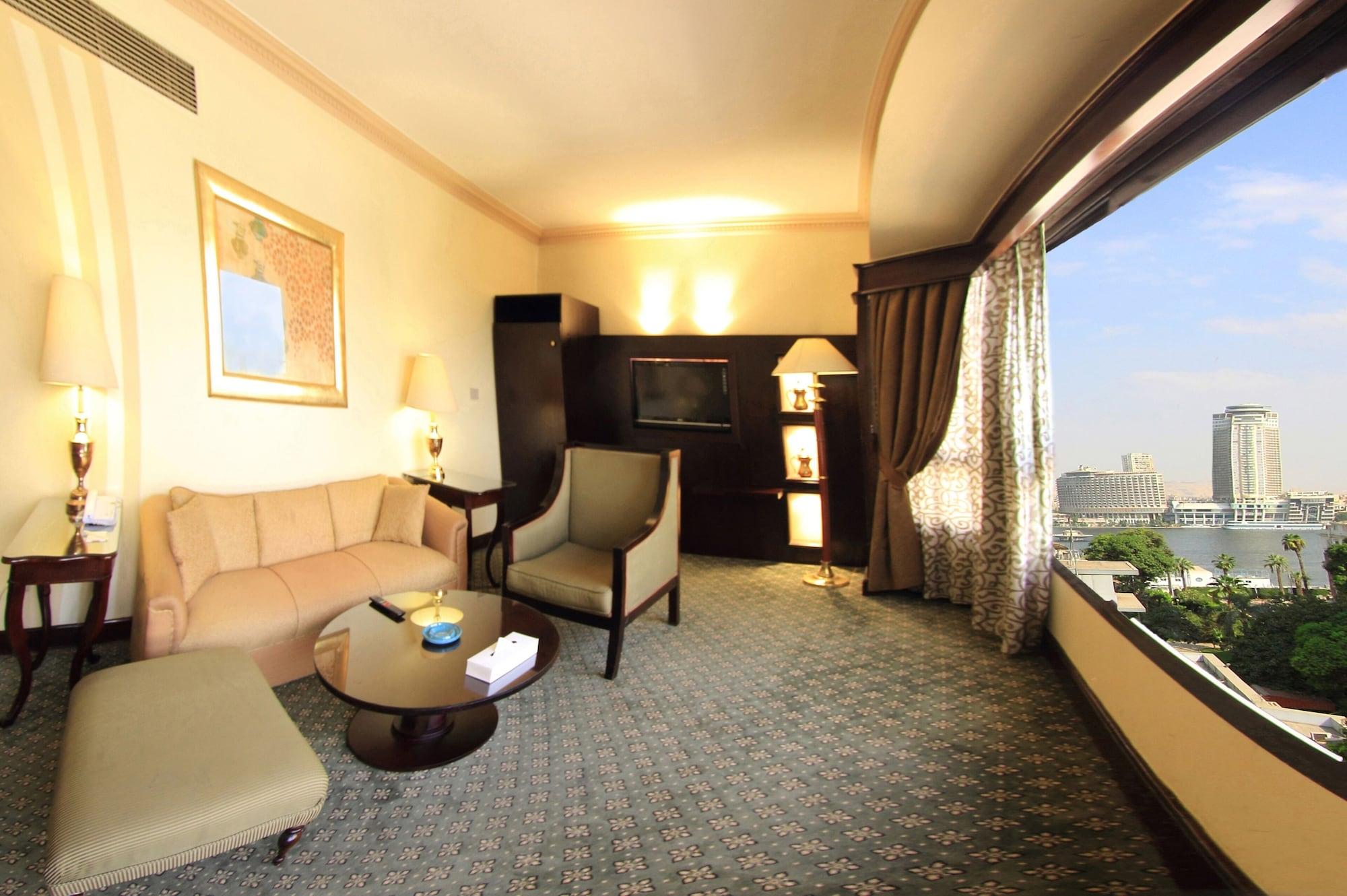 Pyramisa Suites Hotel Cairo Giza Exterior foto A room at the hotel