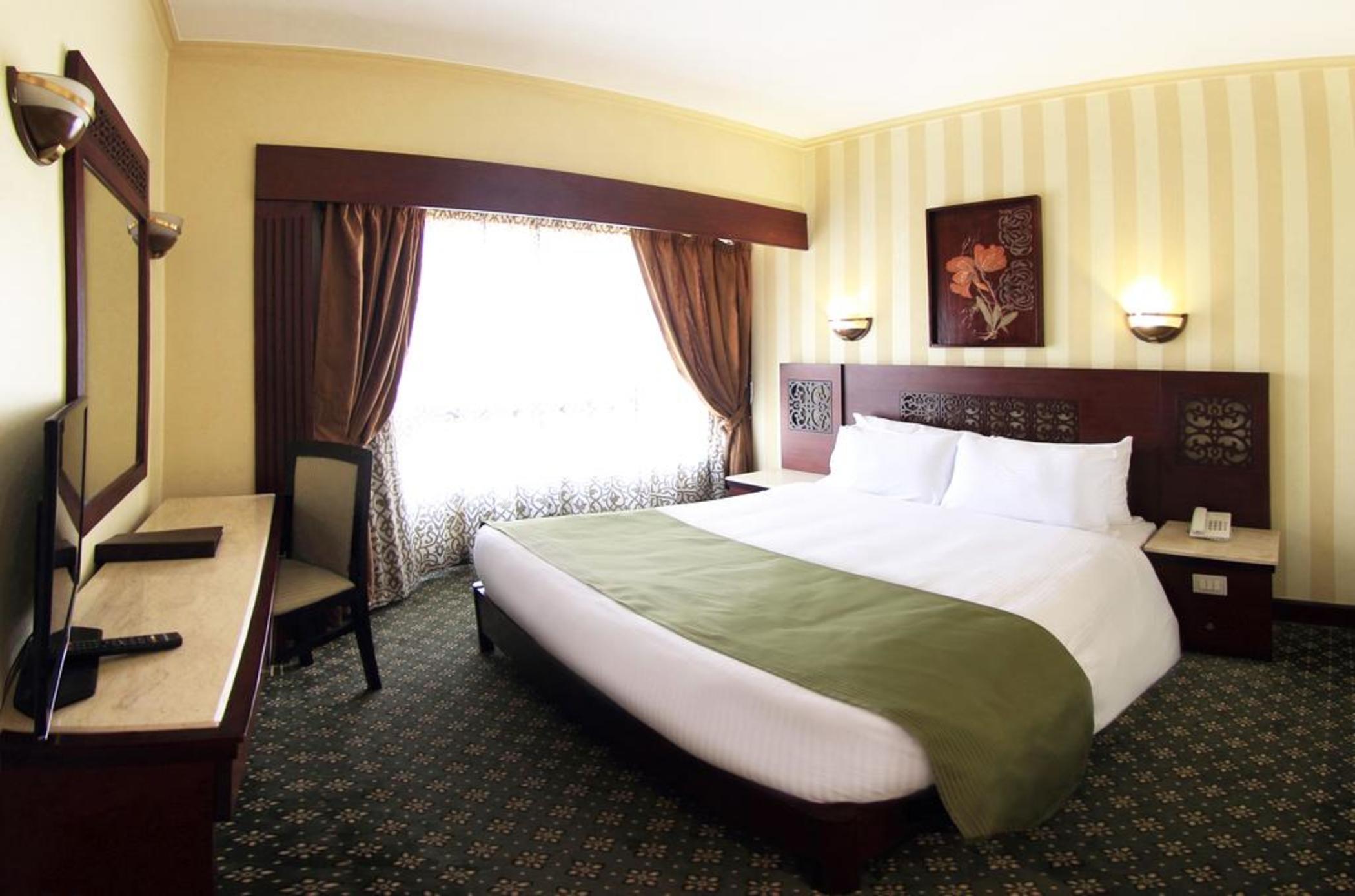 Pyramisa Suites Hotel Cairo Giza Exterior foto A room at the hotel