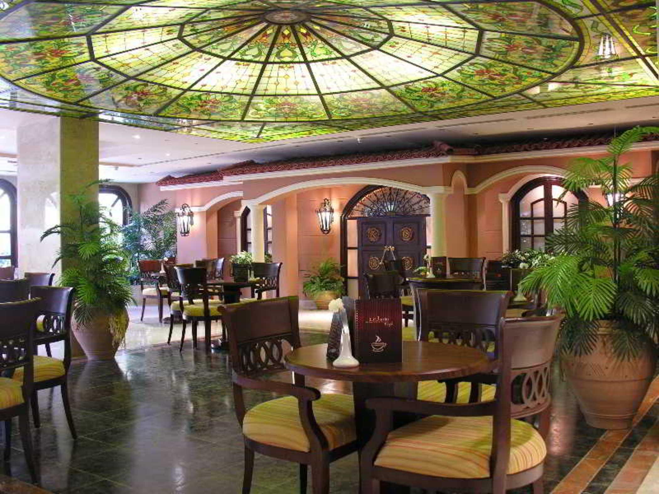 Pyramisa Suites Hotel Cairo Giza Exterior foto The restaurant