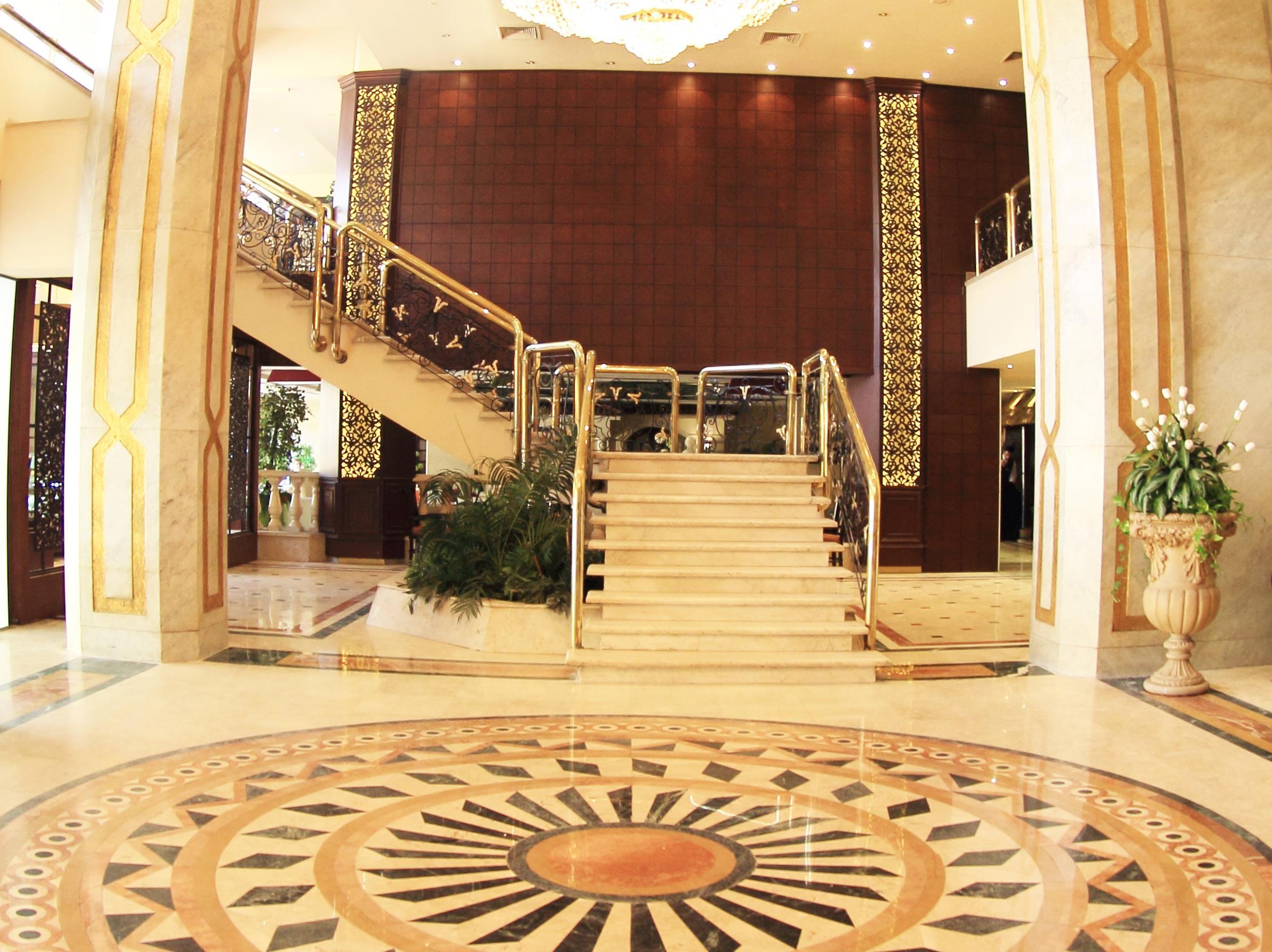 Pyramisa Suites Hotel Cairo Giza Exterior foto The lobby of the hotel