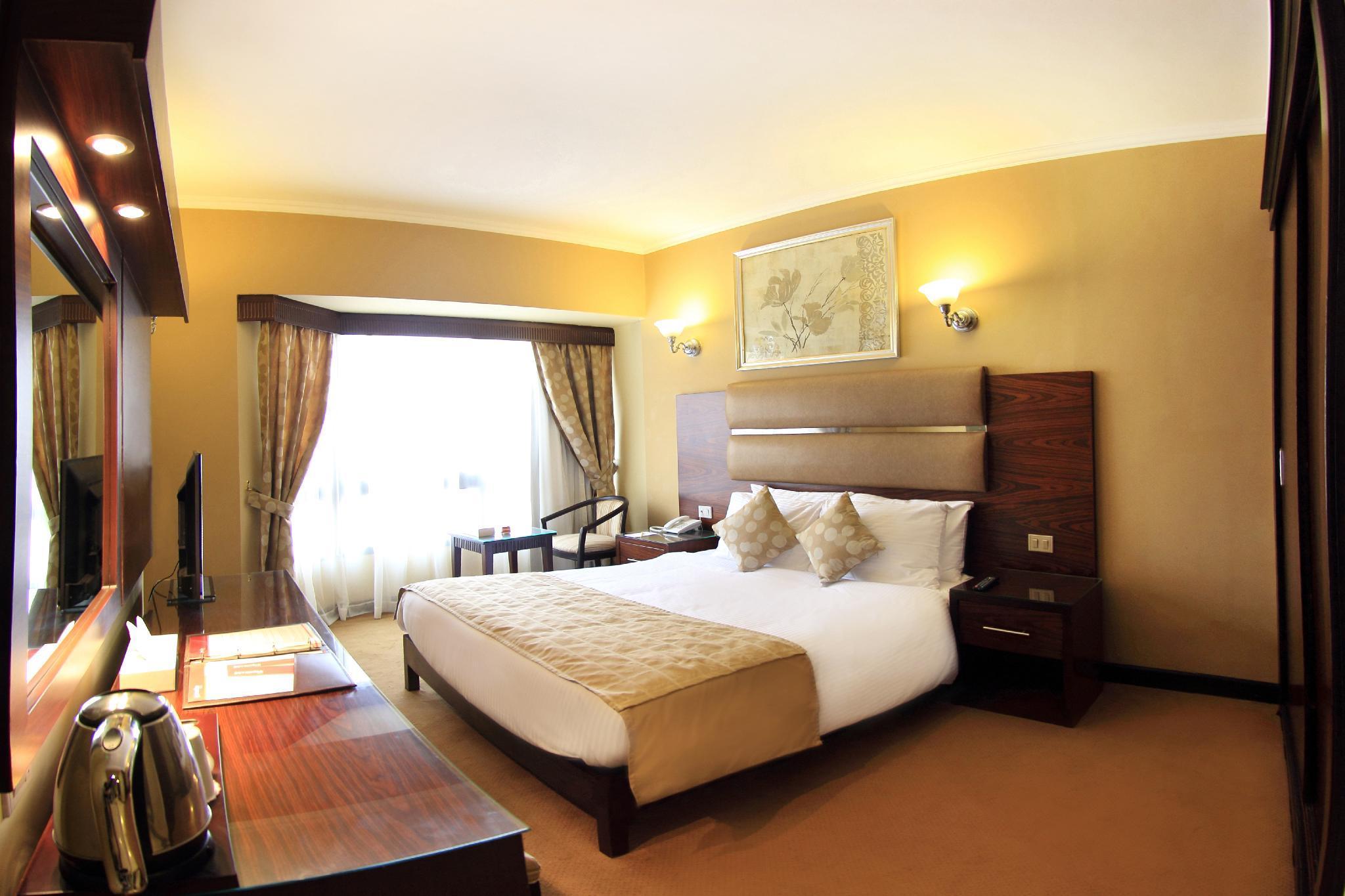 Pyramisa Suites Hotel Cairo Giza Exterior foto A room at the hotel