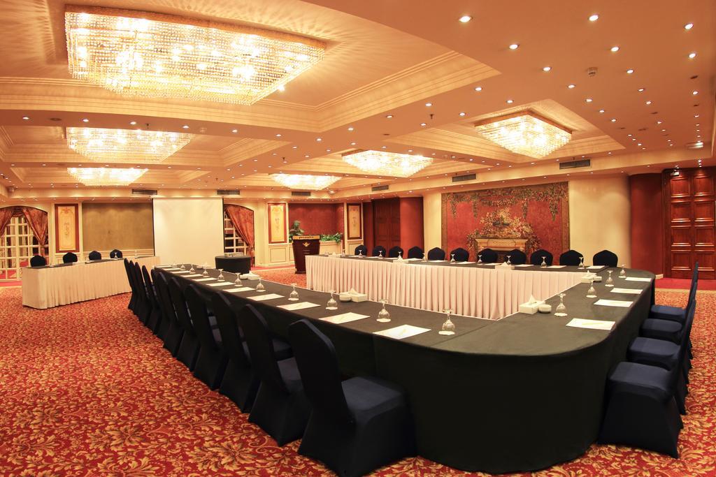 Pyramisa Suites Hotel Cairo Giza Exterior foto The meeting room of the hotel