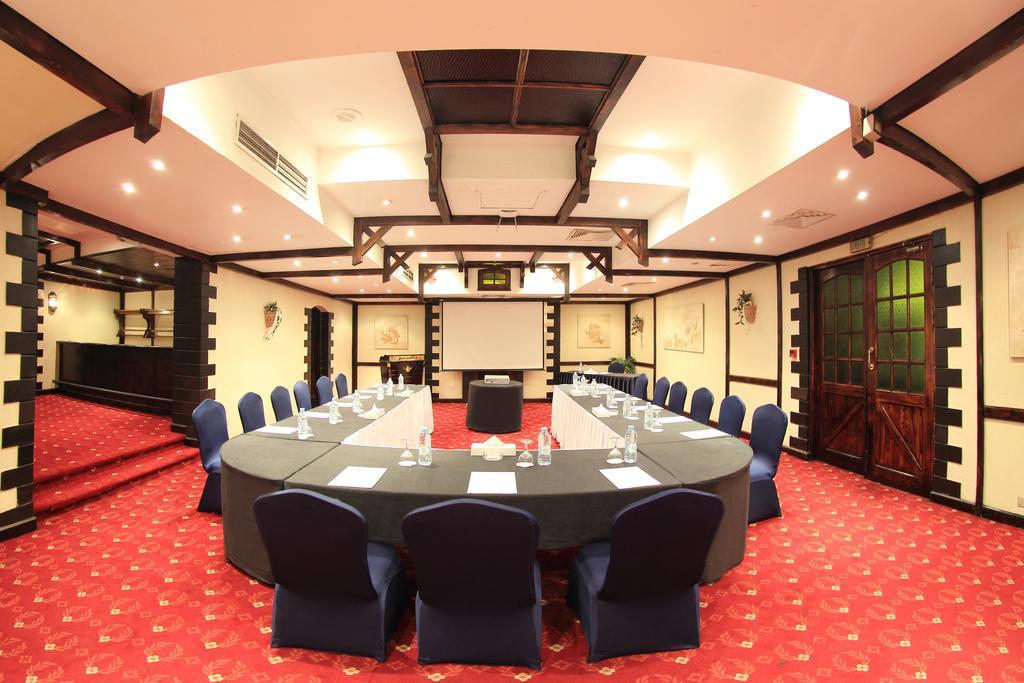 Pyramisa Suites Hotel Cairo Giza Exterior foto The meeting room at the hotel