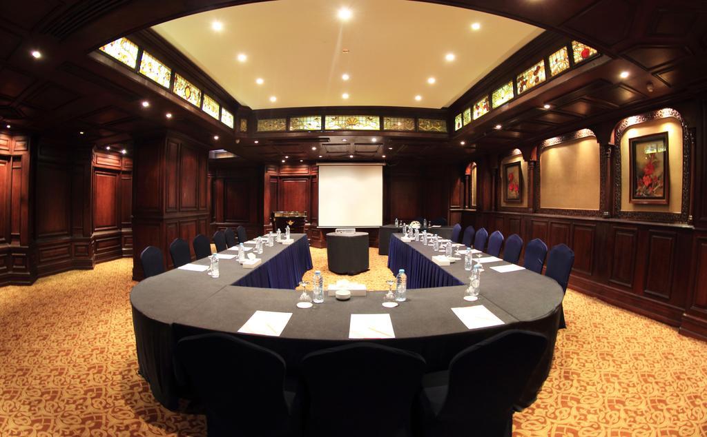 Pyramisa Suites Hotel Cairo Giza Exterior foto The meeting room at the hotel