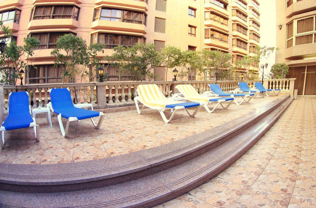 Pyramisa Suites Hotel Cairo Giza Exterior foto A balcony of a modern apartment in Dubai