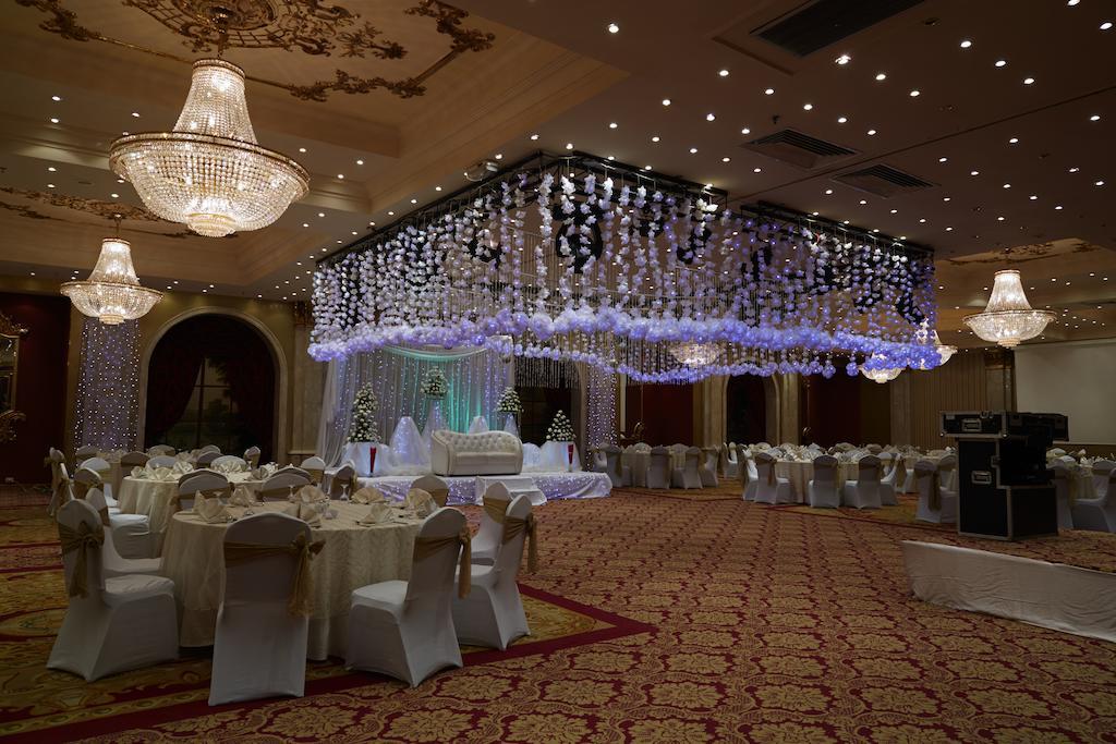 Pyramisa Suites Hotel Cairo Giza Exterior foto The ballroom at the hotel