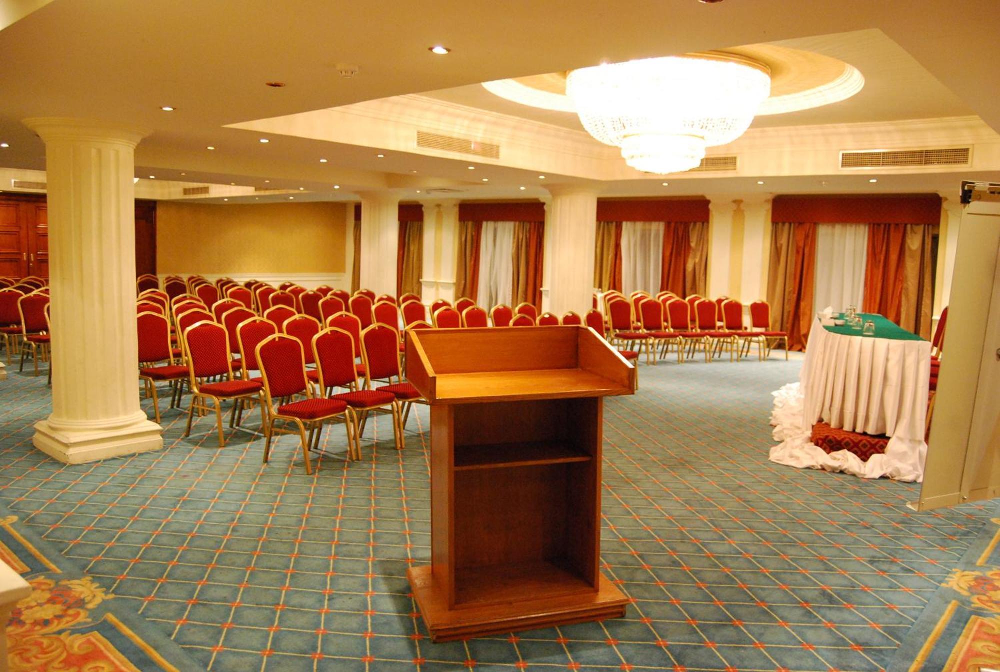 Pyramisa Suites Hotel Cairo Giza Exterior foto The hotel's conference hall