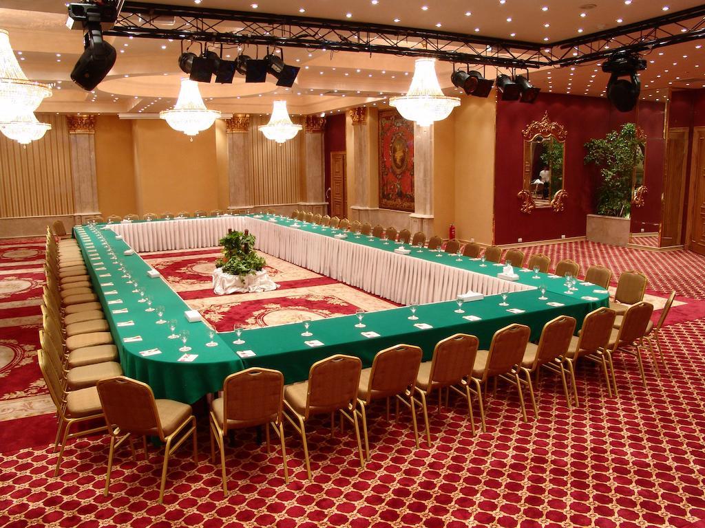 Pyramisa Suites Hotel Cairo Giza Exterior foto A meeting room