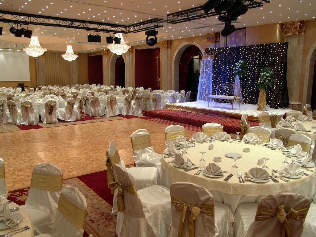 Pyramisa Suites Hotel Cairo Giza Restaurante foto The function room at the hotel