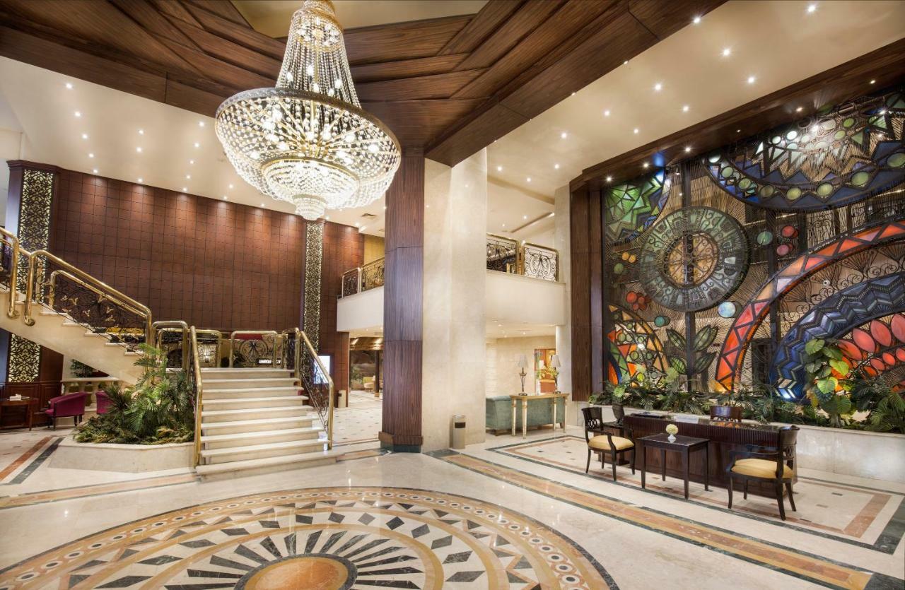 Pyramisa Suites Hotel Cairo Giza Exterior foto The lobby of the hotel