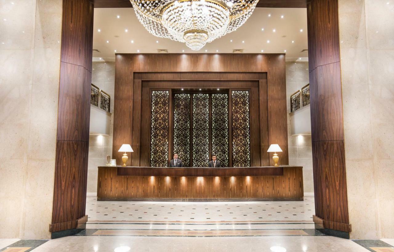 Pyramisa Suites Hotel Cairo Giza Exterior foto Reception desk