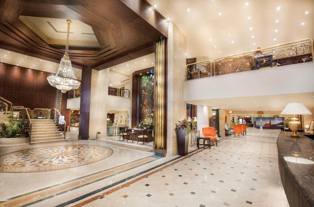 Pyramisa Suites Hotel Cairo Giza Exterior foto The hotel lobby